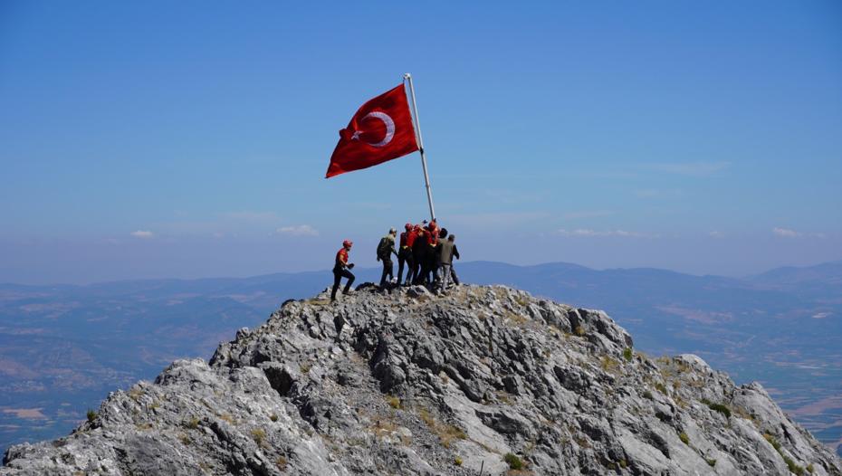 Spil Dağı'nda 15 Temmuz Anma Töreninde Gaziler Bayrağı Göndere Çekti