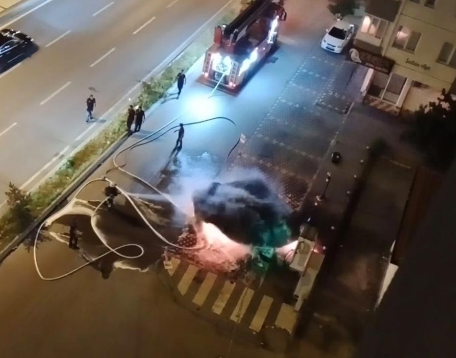 Elektrikli Otomobil Şarj İstasyonunda Alev Aldı, Yangın Battaniyesi ile Söndürüldü