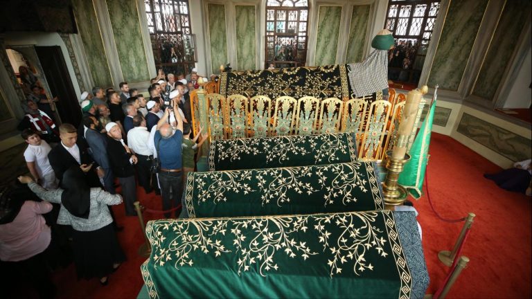 Yerine Emir Sultan Türbesi'nin lahitinin yenilenen kapağı döşendi