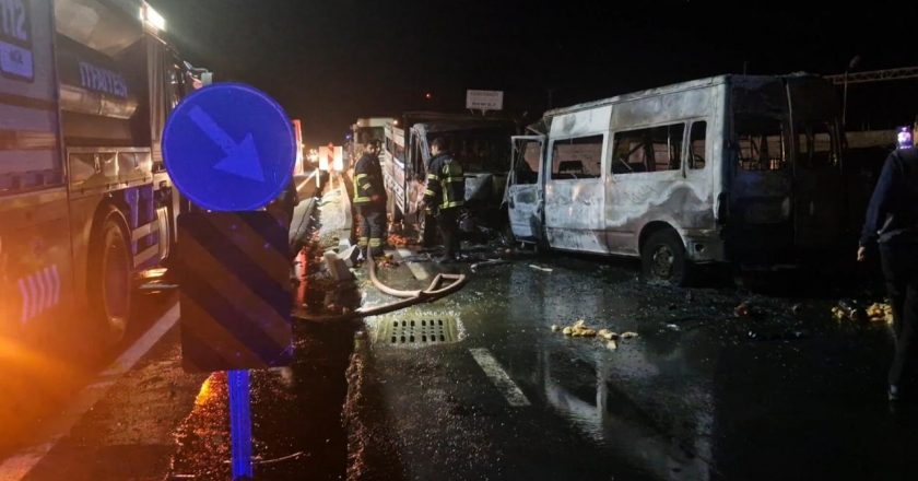 Diyarbakır'da kamyonet ile minibüs kafa kafaya çarpıştı, alev aldı: 11 yaralı