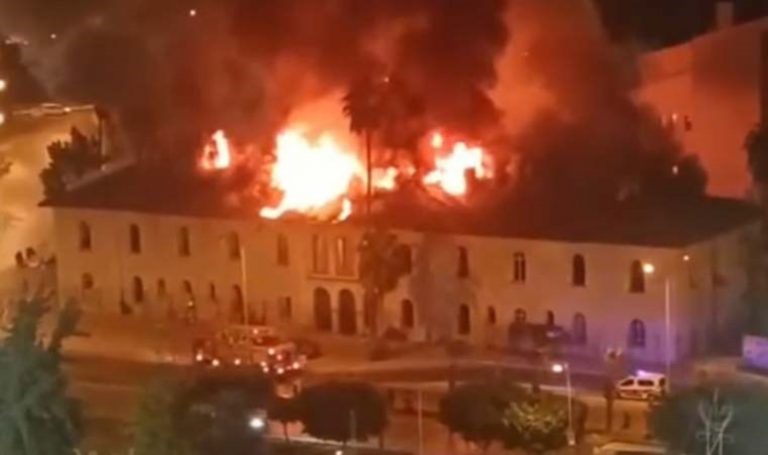 Tarihi Mersin Halk Kütüphanesi alevlere teslim oldu – Son Dakika Türkiye Haberleri