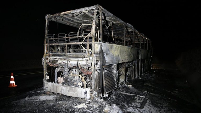 Seyir halindeyken yanan yolcu otobüsü kül oldu