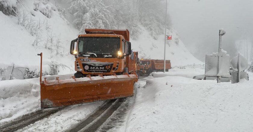 Kar nedeniyle ulaşıma kapanan Kayseri-Sivas yolu ulaşıma açıldı