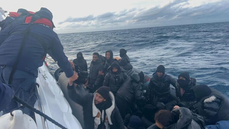 Ayvalik kıyısında 32 düzensiz göçmen yakalandı