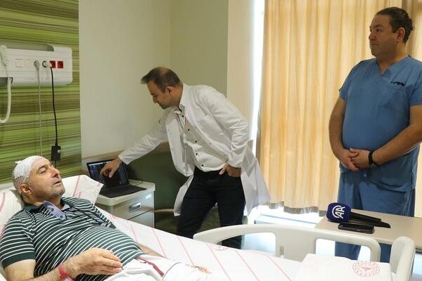 Parkinson hastası, 14 yıllık titreme ve yürüyüş bozukluğundan beyin piliyle kurtuldu
