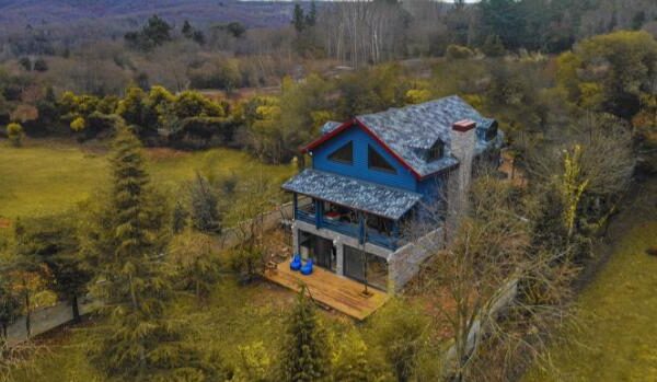Geleneksel ve modern yaşamı buluşturan taş ev modelleri ve üçgen ev projeleri