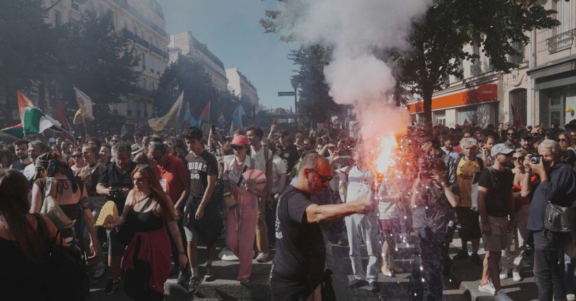 Fransa’da grev ve protesto dalgası: Polis göz yaşartıcı gaz kullandı