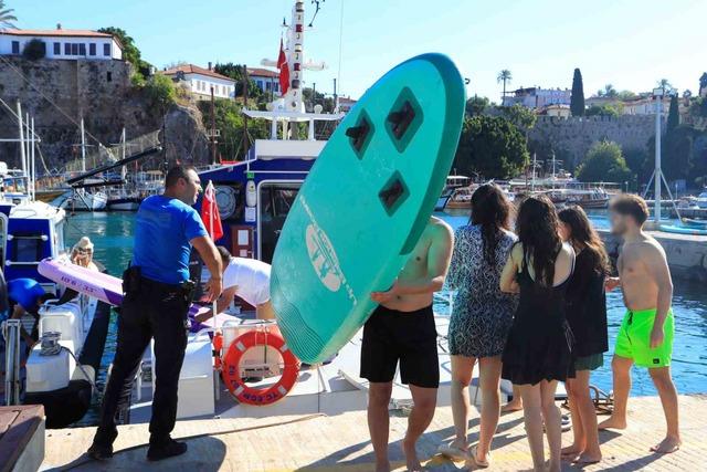 Akdeniz'de 19 SUP board yapan gençler kıyıdan 2 mil açıkta rüzgara kapıldı4