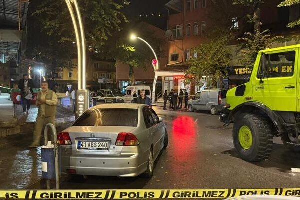 Sokak ortasında cinayet kamerada: Jiletle çevreye rahatsızlık veren şahıs silahla vuruldu