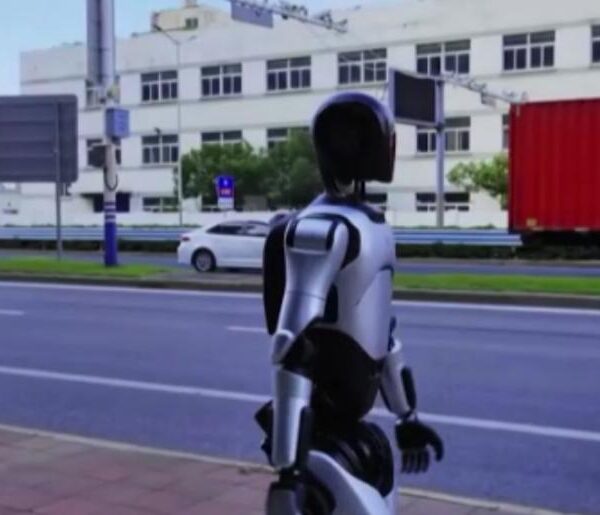 İnsansı robot, 3 günde 106 km mesafe kat etti!